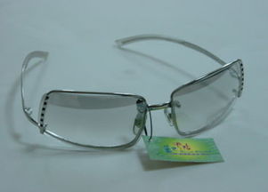 眼鏡 專業(yè)眼鏡直銷店在南京東路寫字樓開張 專業(yè)醫(yī)學(xué)驗光,一線眼鏡產(chǎn)品略高于成本銷售