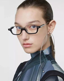 哥哥們，請用眼鏡“殺”我——論眼鏡的魅力與符號學